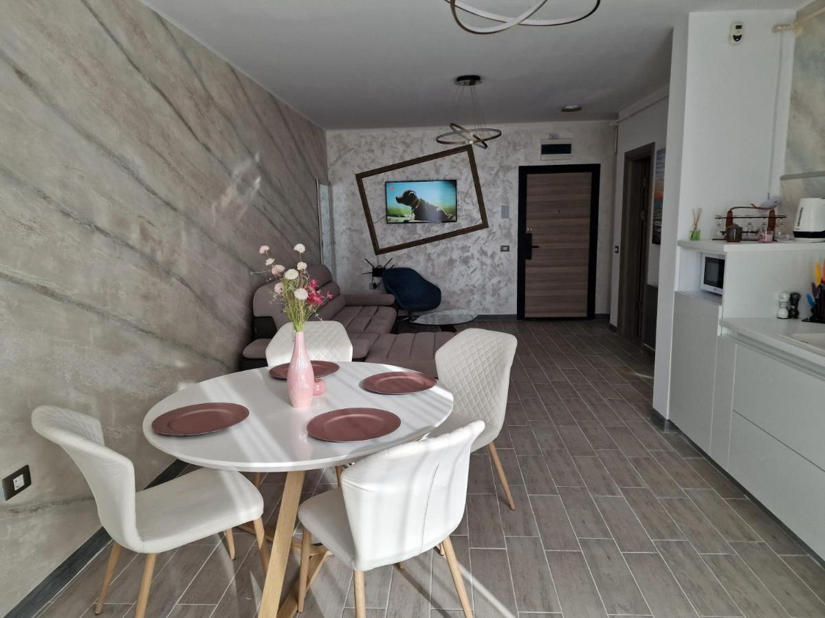 Livia Apartment Navodari Luaran gambar